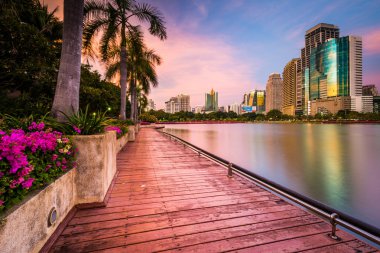 Modern gökdelenler, çiçek ve palmiye ağaçları Lake Rajada boyunca