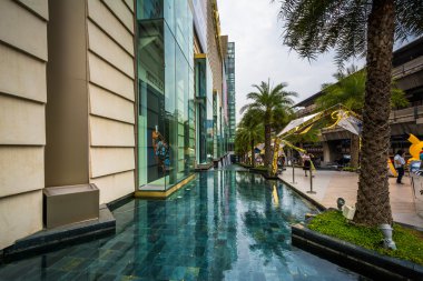 Havuzu ve palmiye ağaçlarının dışında bir alışveriş merkezi Siam bölgesinde, Bangkok