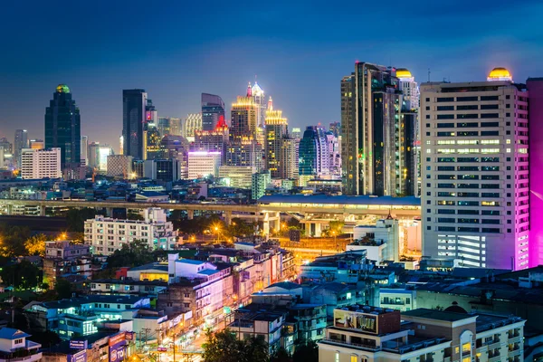 Nézd a modern felhőkarcolók éjjel, Bangkok, Thaiföld. — Stock Fotó