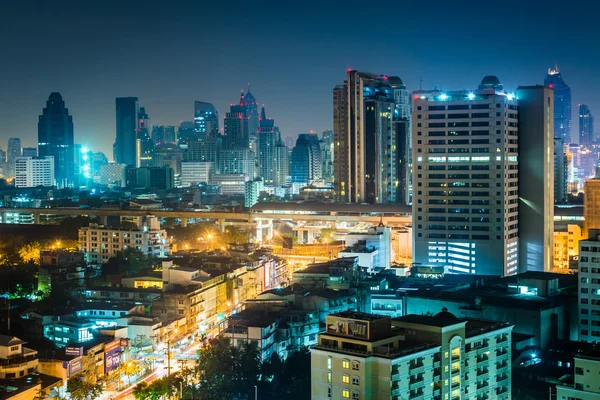 Nézd a felhőkarcolók éjjel, Bangkok, Thaiföld. — Stock Fotó