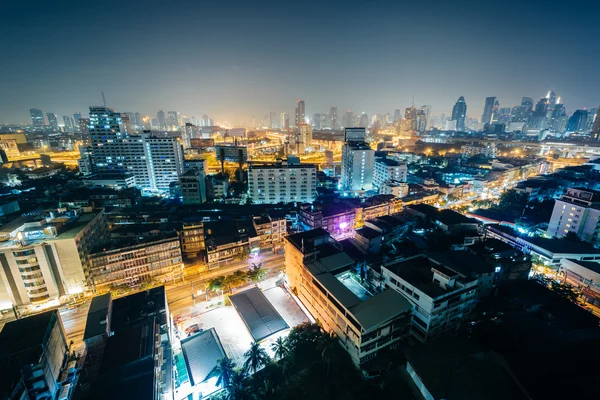 Veduta notturna del distretto di Ratchathewi, a Bangkok, Thailandia . — Foto Stock