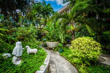 Üniversitesi Santo Tomas, Sampaloc, Manila, T'ndaki bahçeler