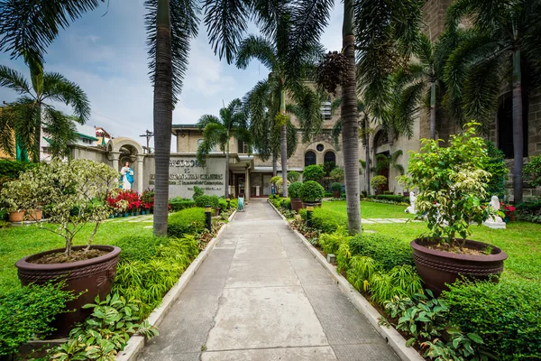 Gardens and walkway outside the Manila Cathedral, in Intramuros, — Stock Photo, Image