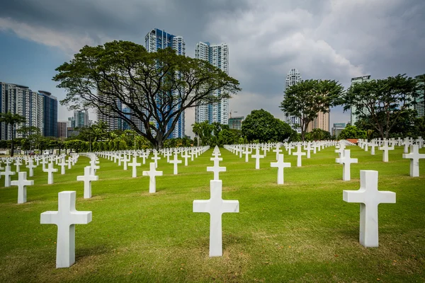 Graven en moderne gebouwen in de verte op de Manilla Americ — Stockfoto