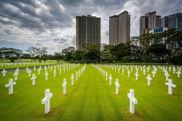 Graves and modern buildings in the distance at the Manila Americ — Stock Photo, Image