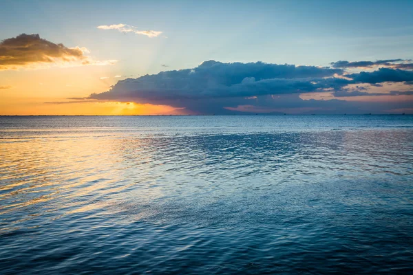 Puesta de sol sobre la bahía de Manila, vista desde Pasay, Metro Manila, The Phili — Foto de Stock