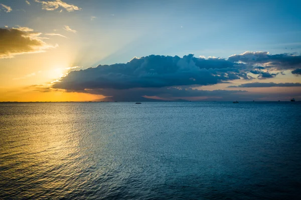 Sonnenuntergang über der Bucht von Manila, von Pasay aus gesehen — Stockfoto