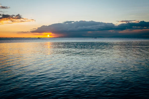 Puesta de sol sobre la bahía de Manila, vista desde Pasay, Metro Manila, The Phili — Foto de Stock