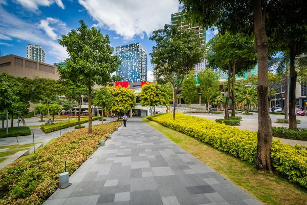 Gångväg på en park och skyskrapor på Bonifacio Global City, i T — Stockfoto