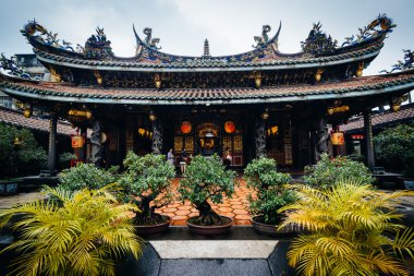 Çalılıkların dışında Dalongdong Baoan Tapınağı, Taipei, Tayvan.