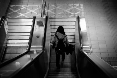 Yürüyen merdiven platformlar içinde Dongmen istasyonu, Taipei, Tayvan için