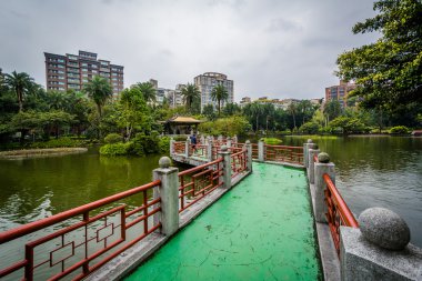 Geçit ve gölet Zhongshan Park, Taipei, Tayvan.
