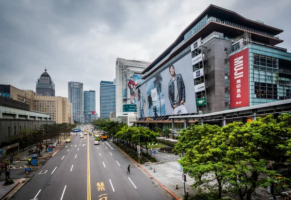 Bir sokak Xinyi ilçe, Taipei, Tayvan. — Stok fotoğraf