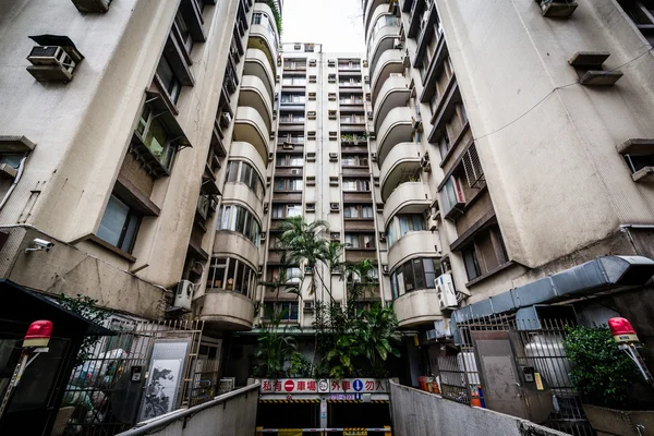 Apartment building near Zhongxiao Dunhua, in the Da'an District, — Stock Photo, Image