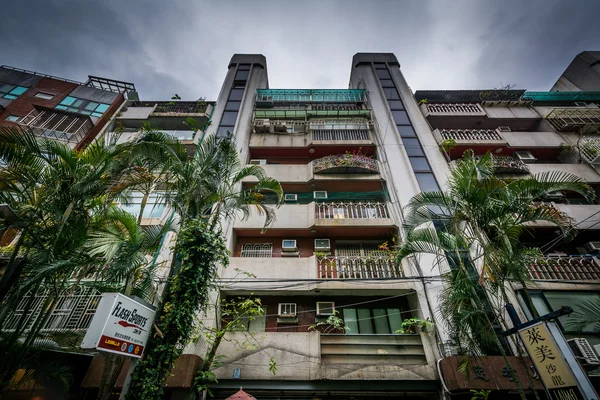 Buildings on Guangfu Road, in the Da'an District, Taipei, Taiwan — Stock Photo, Image