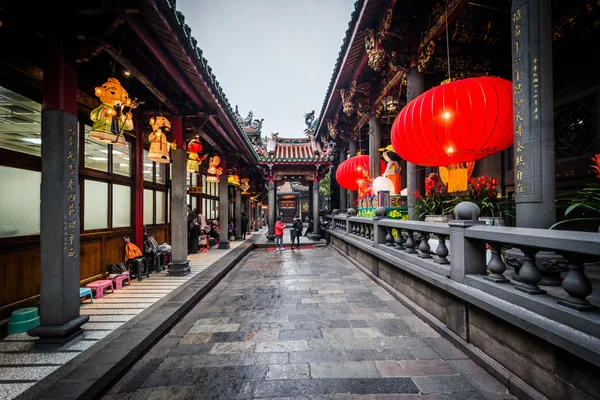 Corridoio all'interno del Tempio Longshan, nel distretto di Wanhua, Taipei — Foto Stock