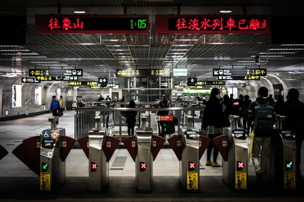 Eingang zu einem mrt station, in taipei, taiwan. — Stockfoto