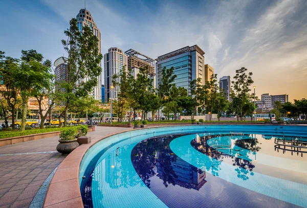 Piscina e arranha-céus modernos em Banqiao, em New Taipei City, Taiw — Fotografia de Stock