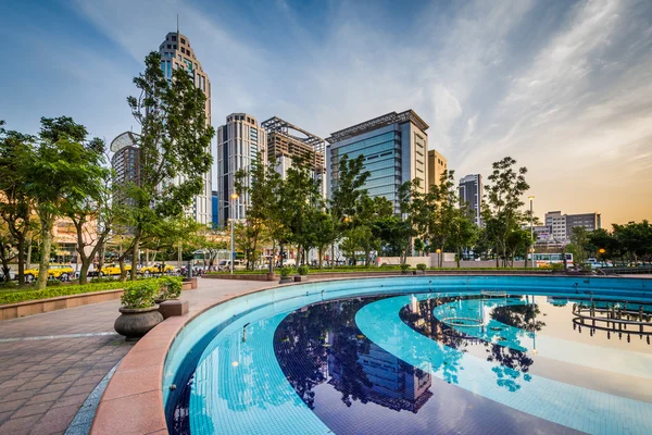 Piscina e arranha-céus modernos em Banqiao, em New Taipei City, Taiw — Fotografia de Stock