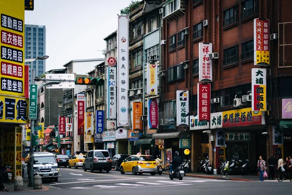 Renkli işaretleri, Wanhua District, Taipei, Taiw ile sokak — Stok fotoğraf