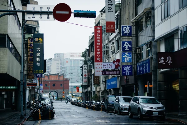 Calle con signos de colores en un día lluvioso, en el Zhongzheng Dis — Foto de Stock