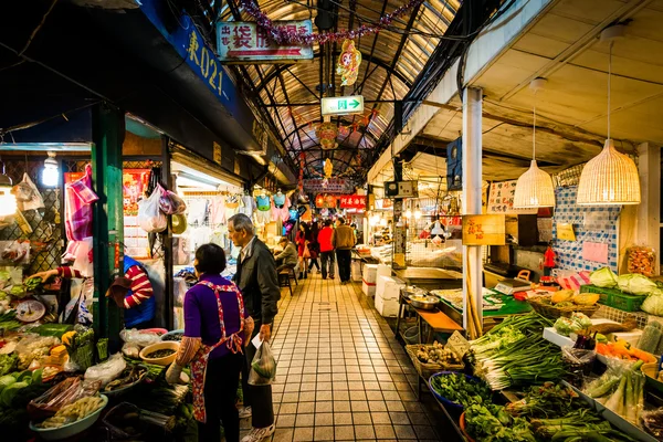 De Dongsanshui Street Market, in de Wanhua District, Taipei, T — Stockfoto