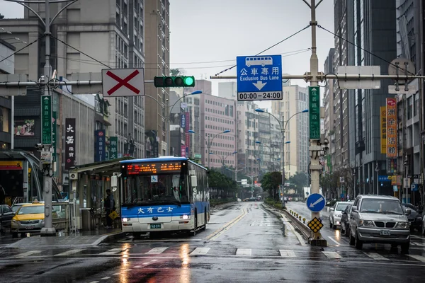 Xinyi Road, in the Zhongzheng District, Taipei, Taiwan. — Stock Photo, Image