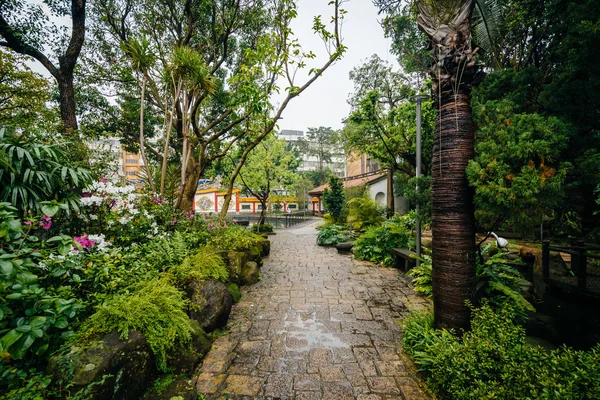 Διάβαση πεζών σε ένα πάρκο στην περιοχή Datong, στην Ταϊπέι, Ταϊβάν. — Φωτογραφία Αρχείου