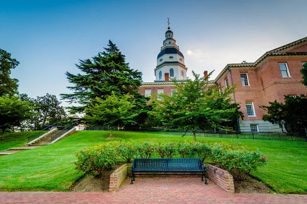 Bench and the Maryland State House, in Annapolis, Maryland. — Stock Photo, Image
