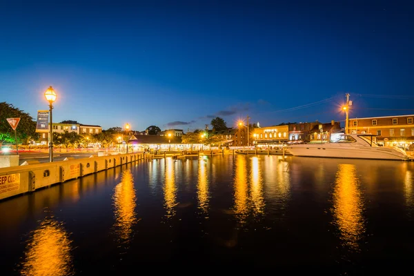 Edificios y barcos a lo largo del paseo marítimo por la noche, en Annapolis , — Foto de Stock