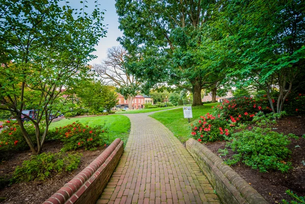 Jardines y pasarela fuera de la Casa Estatal de Maryland, en Annapol — Foto de Stock