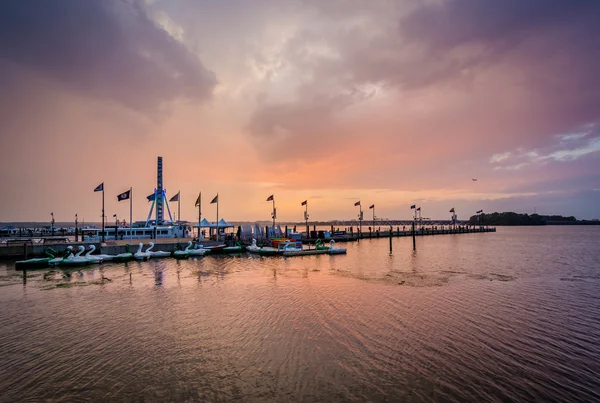 Günbatımı National Harbor, Maryland Potomac nehri. — Stok fotoğraf