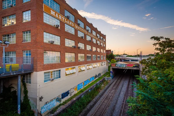 Järnvägsspåren och en byggnad vid Maryland Institute College — Stockfoto