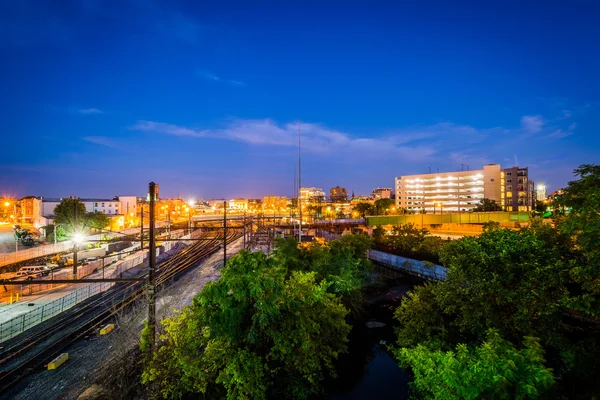 Jones Falls y un patio de ferrocarril por la noche, visto desde el Howard Stree — Foto de Stock