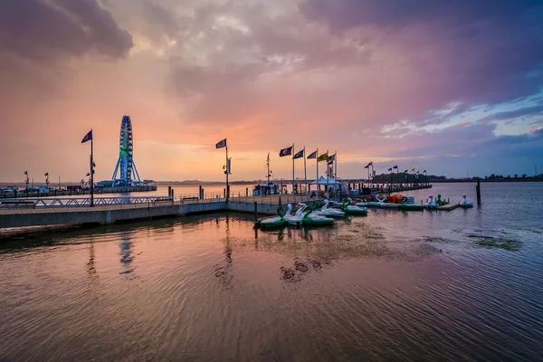 Pôr do sol sobre o rio Potomac, em National Harbor, Maryland . — Fotografia de Stock