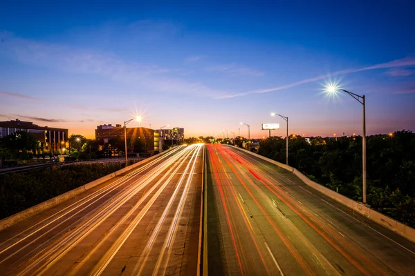 Jones faller motorvägen på natten, sett från Howard gatan — Stockfoto