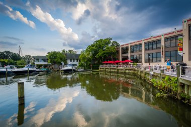 Bina ve Potomac Nehri sahildeki Alexandri tekneler