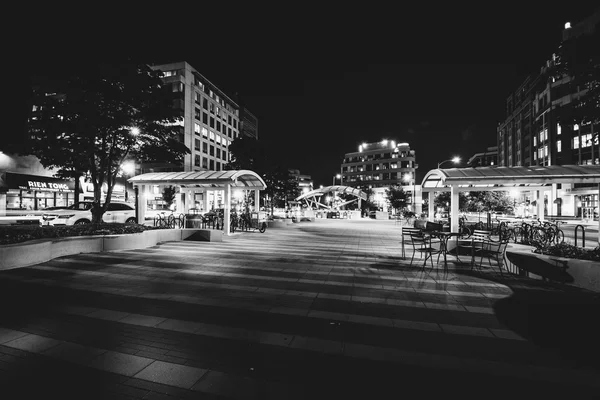 Clarendon Central Park por la noche, en Arlington, Virginia . — Foto de Stock