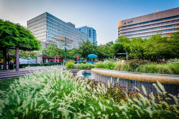 Fountains and modern buildings in Crystal City, Arlington, Virgi — Stock Photo, Image