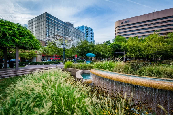 Fountains and modern buildings in Crystal City, Arlington, Virgi — Stock Photo, Image