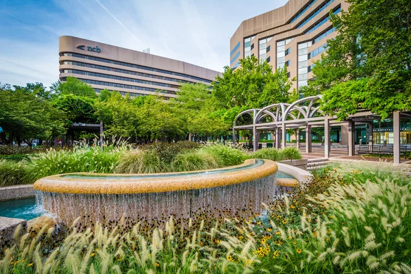 Fountains and modern buildings in Crystal City, Arlington, Virgi — Stock Photo, Image