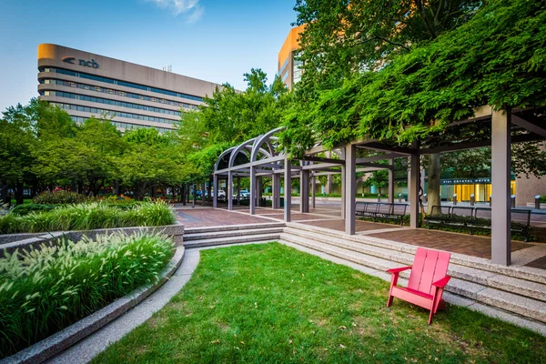 Park och moderna byggnader i Crystal City, Arlington, Virginia. — Stockfoto