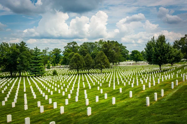 Rows of graves at the Arlington National Cemetery, in Arlington, — Stock Photo, Image