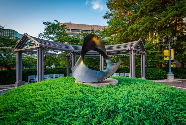 Escultura y parque en Crystal City, Arlington, Virginia . — Foto de Stock