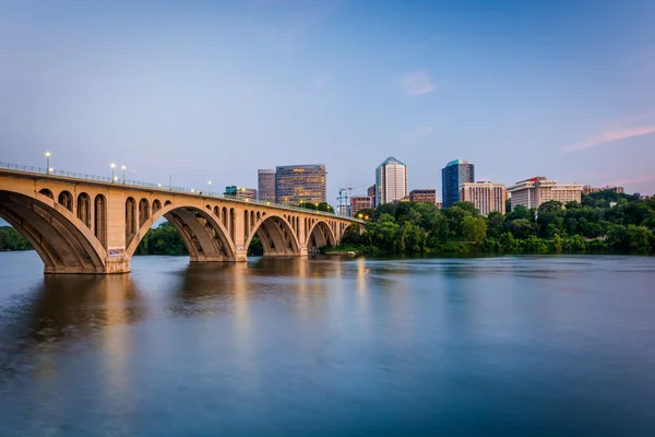 Η γέφυρα πάνω από ποταμό Potomac και Rosslyn ορίζοντα, εντάσσεται το κλειδί — Φωτογραφία Αρχείου