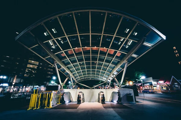 Der eingang zur metrostation clarendon in arlington, virgi — Stockfoto