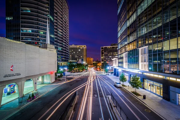 Traffic and modern buildings along Fort Myer Drive at night, in — Stock Photo, Image