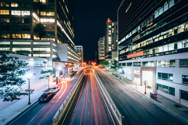 Tráfico y edificios modernos a lo largo de Fort Myer Drive por la noche, en — Foto de Stock