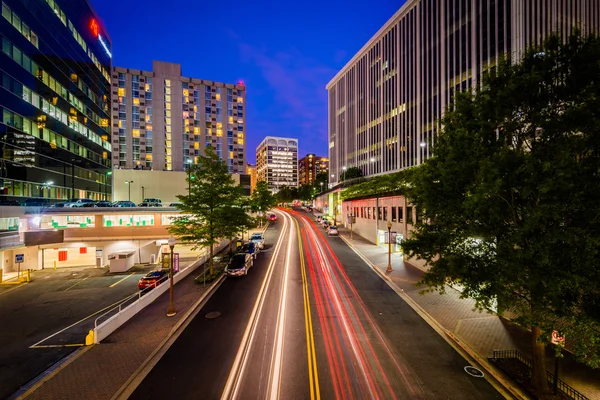 Trafik och moderna byggnader längs Nash gatan på natten, i Ross — Stockfoto