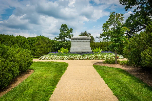 Gehweg und Denkmal auf dem Nationalfriedhof von Arlington, in arlingt — Stockfoto